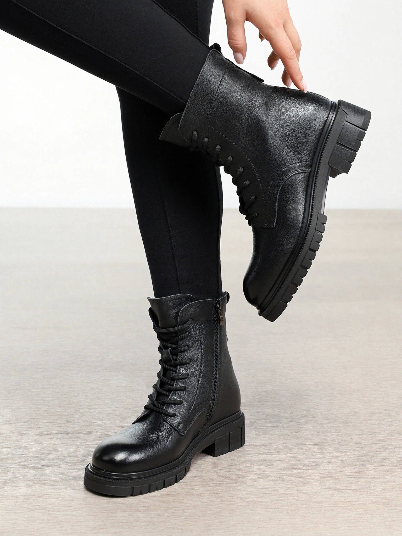 Ботинки-дерби черного цвета на рельефной подошве